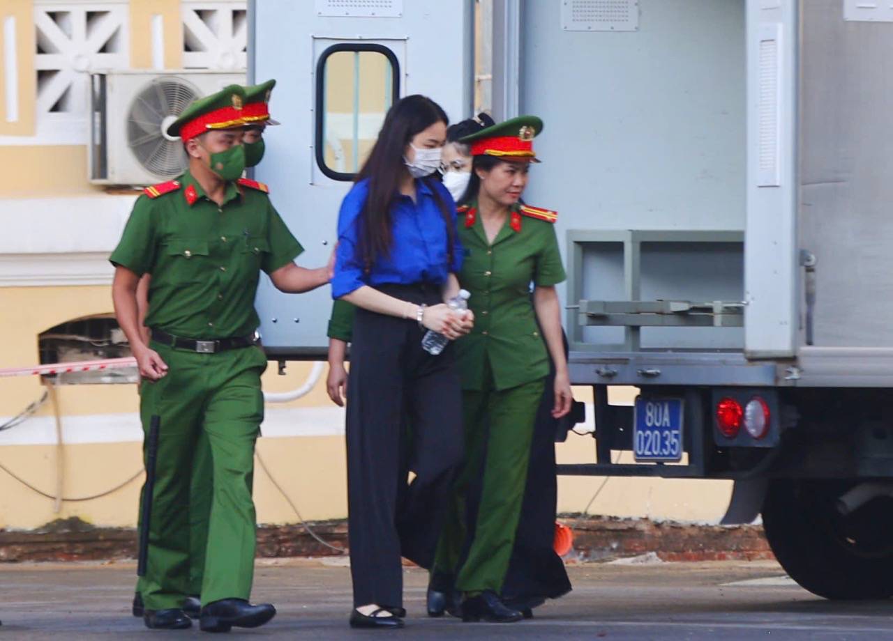Hoa hậu Thùy Tiên được áp giải đến phiên tòa. Ảnh: Anh Tú thuy-tien-duoc-ap-giai-den-phien-toa