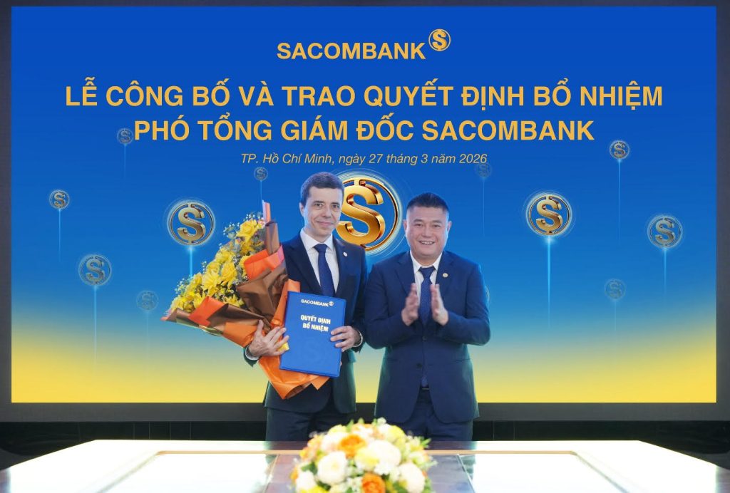 Ông Nguyễn Đức Thụy - Tổng Giám đốc Ngân hàng SACOMBANK (bên phải) tặng hoa chúc mừng ông Loic Faussier nhận nhiệm vụ tại SACOMBANK